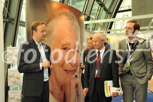 (c) fotodienst/sonja burtscher
Ambient Assisted Living Forum 2009
29.9.2009, 11:00 Uhr
Wien. Mit der stetig steigenden Lebenserwartung erhöht sich auch der Anteil älterer Menschen an der europäischen Gesamtbevölkerung. Das 1. AAL Forum in der Wiener Hofburg widmet sich dem demographischen Wandel unter ökonomischen, technischen und wissenschaftlichen Aspekten. Die Auftaktveranstaltung der internationalen Konferenzreihe des AAL - joint programmes dient Betroffenen, WissenschaftlernInnen und AnwenderInnen, Unternehmen, öffentlichen Institutionen und sozialen Einrichtungen als Informations- und Diskussionsplattform. Thematische Schwerpunkte sind nationale und europäische Aktivitäten, F&E-Vorhaben und ökonomische Aspekte des Programms, an dem 20 EU-Mitgliedstaaten sowie die Schweiz, Israel und Norwegen teilnehmen. 

