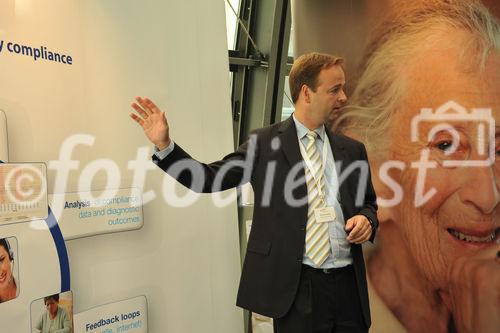 (c) fotodienst/sonja burtscher
Ambient Assisted Living Forum 2009
29.9.2009, 11:00 Uhr
Wien. Mit der stetig steigenden Lebenserwartung erhöht sich auch der Anteil älterer Menschen an der europäischen Gesamtbevölkerung. Das 1. AAL Forum in der Wiener Hofburg widmet sich dem demographischen Wandel unter ökonomischen, technischen und wissenschaftlichen Aspekten. Die Auftaktveranstaltung der internationalen Konferenzreihe des AAL - joint programmes dient Betroffenen, WissenschaftlernInnen und AnwenderInnen, Unternehmen, öffentlichen Institutionen und sozialen Einrichtungen als Informations- und Diskussionsplattform. Thematische Schwerpunkte sind nationale und europäische Aktivitäten, F&E-Vorhaben und ökonomische Aspekte des Programms, an dem 20 EU-Mitgliedstaaten sowie die Schweiz, Israel und Norwegen teilnehmen. 

