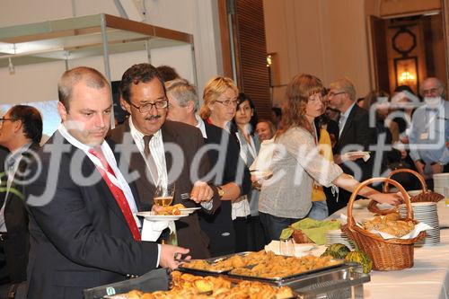 (c) fotodienst/sonja burtscher
Ambient Assisted Living Forum 2009
29.9.2009, 11:00 Uhr
Wien. Mit der stetig steigenden Lebenserwartung erhöht sich auch der Anteil älterer Menschen an der europäischen Gesamtbevölkerung. Das 1. AAL Forum in der Wiener Hofburg widmet sich dem demographischen Wandel unter ökonomischen, technischen und wissenschaftlichen Aspekten. Die Auftaktveranstaltung der internationalen Konferenzreihe des AAL - joint programmes dient Betroffenen, WissenschaftlernInnen und AnwenderInnen, Unternehmen, öffentlichen Institutionen und sozialen Einrichtungen als Informations- und Diskussionsplattform. Thematische Schwerpunkte sind nationale und europäische Aktivitäten, F&E-Vorhaben und ökonomische Aspekte des Programms, an dem 20 EU-Mitgliedstaaten sowie die Schweiz, Israel und Norwegen teilnehmen. 

