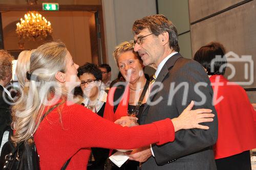 (c) fotodienst/sonja burtscher
Ambient Assisted Living Forum 2009
29.9.2009, 11:00 Uhr
Wien. Mit der stetig steigenden Lebenserwartung erhöht sich auch der Anteil älterer Menschen an der europäischen Gesamtbevölkerung. Das 1. AAL Forum in der Wiener Hofburg widmet sich dem demographischen Wandel unter ökonomischen, technischen und wissenschaftlichen Aspekten. Die Auftaktveranstaltung der internationalen Konferenzreihe des AAL - joint programmes dient Betroffenen, WissenschaftlernInnen und AnwenderInnen, Unternehmen, öffentlichen Institutionen und sozialen Einrichtungen als Informations- und Diskussionsplattform. Thematische Schwerpunkte sind nationale und europäische Aktivitäten, F&E-Vorhaben und ökonomische Aspekte des Programms, an dem 20 EU-Mitgliedstaaten sowie die Schweiz, Israel und Norwegen teilnehmen. 

