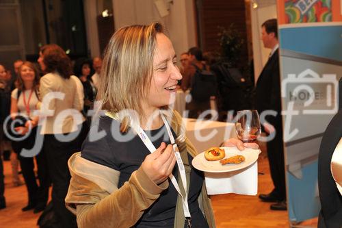 (c) fotodienst/sonja burtscher
Ambient Assisted Living Forum 2009
29.9.2009, 11:00 Uhr
Wien. Mit der stetig steigenden Lebenserwartung erhöht sich auch der Anteil älterer Menschen an der europäischen Gesamtbevölkerung. Das 1. AAL Forum in der Wiener Hofburg widmet sich dem demographischen Wandel unter ökonomischen, technischen und wissenschaftlichen Aspekten. Die Auftaktveranstaltung der internationalen Konferenzreihe des AAL - joint programmes dient Betroffenen, WissenschaftlernInnen und AnwenderInnen, Unternehmen, öffentlichen Institutionen und sozialen Einrichtungen als Informations- und Diskussionsplattform. Thematische Schwerpunkte sind nationale und europäische Aktivitäten, F&E-Vorhaben und ökonomische Aspekte des Programms, an dem 20 EU-Mitgliedstaaten sowie die Schweiz, Israel und Norwegen teilnehmen. 

