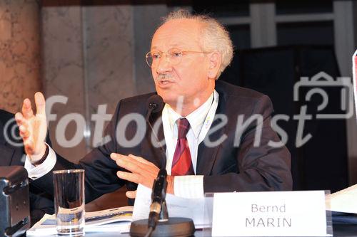 (c)fotodienst/sonja burtscher,Ambient Assisted Living Forum 2009
29.9.2009, 11:00 Uhr
Wien. Mit der stetig steigenden Lebenserwartung erhöht sich auch der Anteil älterer Menschen an der europäischen Gesamtbevölkerung. Das 1. AAL Forum in der Wiener Hofburg widmet sich dem demographischen Wandel unter ökonomischen, technischen und wissenschaftlichen Aspekten. Die Auftaktveranstaltung der internationalen Konferenzreihe des AAL - joint programmes dient Betroffenen, WissenschaftlernInnen und AnwenderInnen, Unternehmen, öffentlichen Institutionen und sozialen Einrichtungen als Informations- und Diskussionsplattform. Thematische Schwerpunkte sind nationale und europäische Aktivitäten, F&E-Vorhaben und ökonomische Aspekte des Programms, an dem 20 EU-Mitgliedstaaten sowie die Schweiz, Israel und Norwegen teilnehmen. 
Im Bild:Bernd Marin/ Generaldirektor European Centre for Social Welfare Policy ans Research Wien