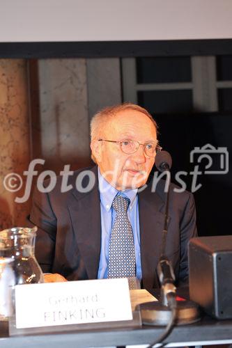 (c)fotodienst/sonja burtscher,Ambient Assisted Living Forum 2009
29.9.2009, 11:00 Uhr
Wien. Mit der stetig steigenden Lebenserwartung erhöht sich auch der Anteil älterer Menschen an der europäischen Gesamtbevölkerung. Das 1. AAL Forum in der Wiener Hofburg widmet sich dem demographischen Wandel unter ökonomischen, technischen und wissenschaftlichen Aspekten. Die Auftaktveranstaltung der internationalen Konferenzreihe des AAL - joint programmes dient Betroffenen, WissenschaftlernInnen und AnwenderInnen, Unternehmen, öffentlichen Institutionen und sozialen Einrichtungen als Informations- und Diskussionsplattform. Thematische Schwerpunkte sind nationale und europäische Aktivitäten, F&E-Vorhaben und ökonomische Aspekte des Programms, an dem 20 EU-Mitgliedstaaten sowie die Schweiz, Israel und Norwegen teilnehmen. 
Im Bild: Gerhard Finking/ Präsident AAL