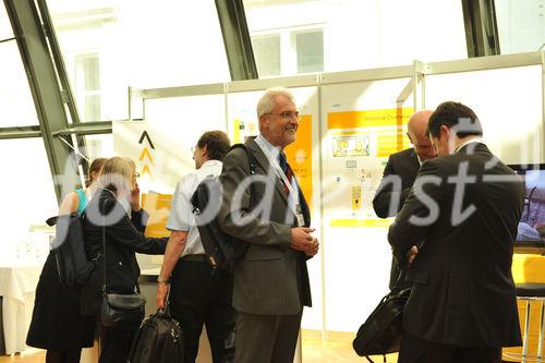 (c) fotodienst/sonja burtscher
Ambient Assisted Living Forum 2009
29.9.2009, 11:00 Uhr
Wien. Mit der stetig steigenden Lebenserwartung erhöht sich auch der Anteil älterer Menschen an der europäischen Gesamtbevölkerung. Das 1. AAL Forum in der Wiener Hofburg widmet sich dem demographischen Wandel unter ökonomischen, technischen und wissenschaftlichen Aspekten. Die Auftaktveranstaltung der internationalen Konferenzreihe des AAL - joint programmes dient Betroffenen, WissenschaftlernInnen und AnwenderInnen, Unternehmen, öffentlichen Institutionen und sozialen Einrichtungen als Informations- und Diskussionsplattform. Thematische Schwerpunkte sind nationale und europäische Aktivitäten, F&E-Vorhaben und ökonomische Aspekte des Programms, an dem 20 EU-Mitgliedstaaten sowie die Schweiz, Israel und Norwegen teilnehmen. 

