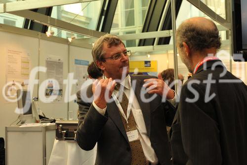 (c) fotodienst/sonja burtscher
Ambient Assisted Living Forum 2009
29.9.2009, 11:00 Uhr
Wien. Mit der stetig steigenden Lebenserwartung erhöht sich auch der Anteil älterer Menschen an der europäischen Gesamtbevölkerung. Das 1. AAL Forum in der Wiener Hofburg widmet sich dem demographischen Wandel unter ökonomischen, technischen und wissenschaftlichen Aspekten. Die Auftaktveranstaltung der internationalen Konferenzreihe des AAL - joint programmes dient Betroffenen, WissenschaftlernInnen und AnwenderInnen, Unternehmen, öffentlichen Institutionen und sozialen Einrichtungen als Informations- und Diskussionsplattform. Thematische Schwerpunkte sind nationale und europäische Aktivitäten, F&E-Vorhaben und ökonomische Aspekte des Programms, an dem 20 EU-Mitgliedstaaten sowie die Schweiz, Israel und Norwegen teilnehmen. 

