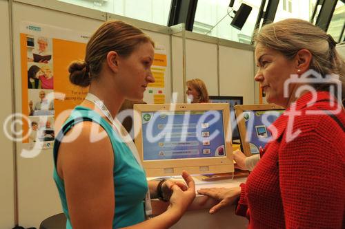 (c) fotodienst/sonja burtscher
Ambient Assisted Living Forum 2009
29.9.2009, 11:00 Uhr
Wien. Mit der stetig steigenden Lebenserwartung erhöht sich auch der Anteil älterer Menschen an der europäischen Gesamtbevölkerung. Das 1. AAL Forum in der Wiener Hofburg widmet sich dem demographischen Wandel unter ökonomischen, technischen und wissenschaftlichen Aspekten. Die Auftaktveranstaltung der internationalen Konferenzreihe des AAL - joint programmes dient Betroffenen, WissenschaftlernInnen und AnwenderInnen, Unternehmen, öffentlichen Institutionen und sozialen Einrichtungen als Informations- und Diskussionsplattform. Thematische Schwerpunkte sind nationale und europäische Aktivitäten, F&E-Vorhaben und ökonomische Aspekte des Programms, an dem 20 EU-Mitgliedstaaten sowie die Schweiz, Israel und Norwegen teilnehmen. 

