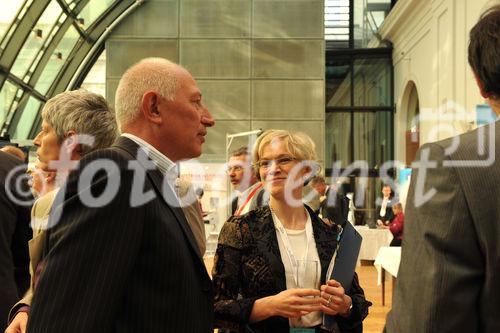 (c) fotodienst/sonja burtscher
Ambient Assisted Living Forum 2009
29.9.2009, 11:00 Uhr
Wien. Mit der stetig steigenden Lebenserwartung erhöht sich auch der Anteil älterer Menschen an der europäischen Gesamtbevölkerung. Das 1. AAL Forum in der Wiener Hofburg widmet sich dem demographischen Wandel unter ökonomischen, technischen und wissenschaftlichen Aspekten. Die Auftaktveranstaltung der internationalen Konferenzreihe des AAL - joint programmes dient Betroffenen, WissenschaftlernInnen und AnwenderInnen, Unternehmen, öffentlichen Institutionen und sozialen Einrichtungen als Informations- und Diskussionsplattform. Thematische Schwerpunkte sind nationale und europäische Aktivitäten, F&E-Vorhaben und ökonomische Aspekte des Programms, an dem 20 EU-Mitgliedstaaten sowie die Schweiz, Israel und Norwegen teilnehmen. 

