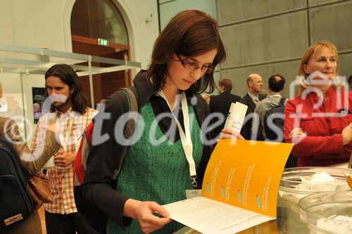 (c) fotodienst/sonja burtscher
Ambient Assisted Living Forum 2009
29.9.2009, 11:00 Uhr
Wien. Mit der stetig steigenden Lebenserwartung erhöht sich auch der Anteil älterer Menschen an der europäischen Gesamtbevölkerung. Das 1. AAL Forum in der Wiener Hofburg widmet sich dem demographischen Wandel unter ökonomischen, technischen und wissenschaftlichen Aspekten. Die Auftaktveranstaltung der internationalen Konferenzreihe des AAL - joint programmes dient Betroffenen, WissenschaftlernInnen und AnwenderInnen, Unternehmen, öffentlichen Institutionen und sozialen Einrichtungen als Informations- und Diskussionsplattform. Thematische Schwerpunkte sind nationale und europäische Aktivitäten, F&E-Vorhaben und ökonomische Aspekte des Programms, an dem 20 EU-Mitgliedstaaten sowie die Schweiz, Israel und Norwegen teilnehmen. 

