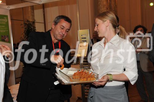 (c) fotodienst/sonja burtscher
Ambient Assisted Living Forum 2009
29.9.2009, 11:00 Uhr
Wien. Mit der stetig steigenden Lebenserwartung erhöht sich auch der Anteil älterer Menschen an der europäischen Gesamtbevölkerung. Das 1. AAL Forum in der Wiener Hofburg widmet sich dem demographischen Wandel unter ökonomischen, technischen und wissenschaftlichen Aspekten. Die Auftaktveranstaltung der internationalen Konferenzreihe des AAL - joint programmes dient Betroffenen, WissenschaftlernInnen und AnwenderInnen, Unternehmen, öffentlichen Institutionen und sozialen Einrichtungen als Informations- und Diskussionsplattform. Thematische Schwerpunkte sind nationale und europäische Aktivitäten, F&E-Vorhaben und ökonomische Aspekte des Programms, an dem 20 EU-Mitgliedstaaten sowie die Schweiz, Israel und Norwegen teilnehmen. 

