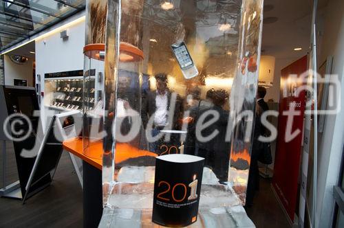 (C) fotodienst/Gudrun Krieger - Wien 2.10.2009 - Pressetermin: Empfang im Orange Shop und Eisschmelze  des tranparenten LG Electronics Design-Handys LG GD900 Crystal;