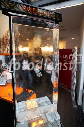 (C) fotodienst/Gudrun Krieger - Wien 2.10.2009 - Pressetermin: Empfang im Orange Shop und Eisschmelze  des tranparenten LG Electronics Design-Handys LG GD900 Crystal;