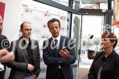 (C) fotodienst/Gudrun Krieger - Wien 2.10.2009 - Pressetermin: Empfang im Orange Shop und Eisschmelze  des tranparenten LG Electronics Design-Handys LG GD900 Crystal; Foto: Friso Jankowsky (deep impact), Thomas Fritz (KAM LG Electronics), Sabine Bauer (CSO Orange)
