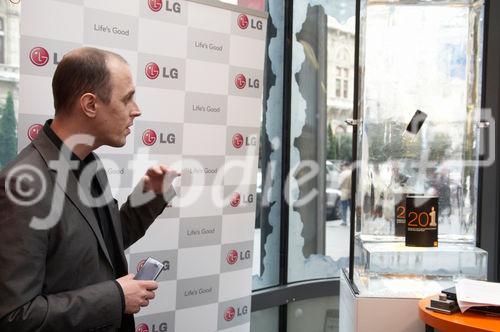 (C) fotodienst/Gudrun Krieger - Wien 2.10.2009 - Pressetermin: Empfang im Orange Shop und Eisschmelze  des tranparenten LG Electronics Design-Handys LG GD900 Crystal; Foto: Friso Jankowsky (deep impact), 