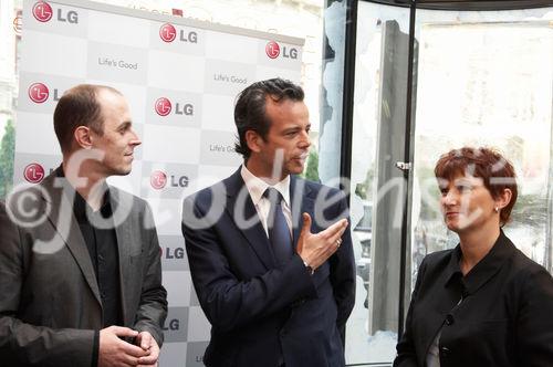 (C) fotodienst/Gudrun Krieger - Wien 2.10.2009 - Pressetermin: Empfang im Orange Shop und Eisschmelze  des tranparenten LG Electronics Design-Handys LG GD900 Crystal; Foto: Friso Jankowsky (deep impact), Thomas Fritz (KAM LG Electronics), Sabine Bauer (CSO Orange)
