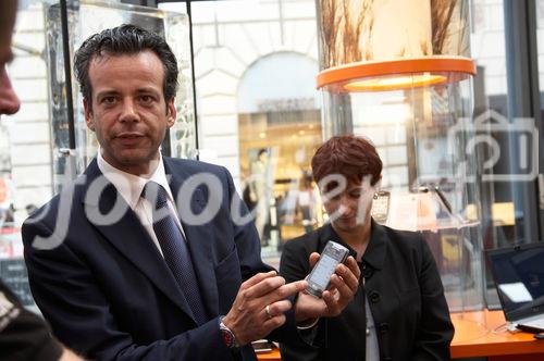 (C) fotodienst/Gudrun Krieger - Wien 2.10.2009 - Pressetermin: Empfang im Orange Shop und Eisschmelze  des tranparenten LG Electronics Design-Handys LG GD900 Crystal; Foto:Thomas Fritz (KAM LG Electronics), Sabine Bauer (CSO Orange)