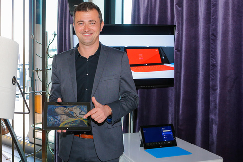 Bild: Stefan Sennebogen, Geschäftsbereichsleiter Windows bei Microsoft Österreich, zeigt die Vorteile des neuen Microsoft-Gerätes.