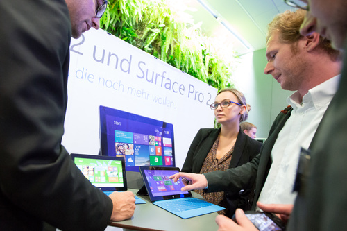  (c) fotodienst / Anna Rauchenberger - Wien, am  15.10.2013 - Microsoft Österreich lud am 15. Oktober zu einem gemeinsamen Launch-Abend von Windows 8.1 und Surface 2. Im Mittelpunkt standen dabei die wichtigsten Neuerungen aus Konsumenten- und Unternehmenssicht. Die Weiterentwicklung des beliebten Betriebssystems Windows 8 bringt zahlreiche Neuerungen für den Einsatz auf PCs, Tablets und anderen Devices. FOTO Surface 2 konnte ausprobiert und getestet werden: