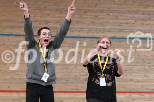Conrad Electronic lud zum 1. Akkurace ins Ferry Dusika Hallenstadion und der Besucheransturm übertraf alle Erwartungen. 32 Teams ritterten in verschiedenen Kategorien um den Sieg. Beim Bau und Design der Rennflitzer waren seitens des Veranstalters fast keine Grenzen gesetzt. Lediglich der Antrieb durfte durch 2 extrastarke Akkuschrauber von Toolcraft erfolgen. Die Bandbreite der Rennschüsseln war enorm: Die Zuseher feuerten die Fahrerumgebauter Fahrräder, Trikes, GoKarts & Co. an. Im Doppel KO-System jagten die Teilnehmer durch den Rundkurs. Die Ergebnisse und alle Infos zum Event finden Sie unter www.akkurace.at!