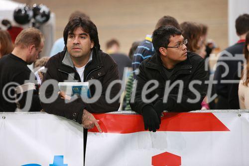 Conrad Electronic lud zum 1. Akkurace ins Ferry Dusika Hallenstadion und der Besucheransturm übertraf alle Erwartungen. 32 Teams ritterten in verschiedenen Kategorien um den Sieg. Beim Bau und Design der Rennflitzer waren seitens des Veranstalters fast keine Grenzen gesetzt. Lediglich der Antrieb durfte durch 2 extrastarke Akkuschrauber von Toolcraft erfolgen. Die Bandbreite der Rennschüsseln war enorm: Die Zuseher feuerten die Fahrerumgebauter Fahrräder, Trikes, GoKarts & Co. an. Im Doppel KO-System jagten die Teilnehmer durch den Rundkurs. Die Ergebnisse und alle Infos zum Event finden Sie unter www.akkurace.at!