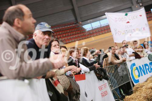 Conrad Electronic lud zum 1. Akkurace ins Ferry Dusika Hallenstadion und der Besucheransturm übertraf alle Erwartungen. 32 Teams ritterten in verschiedenen Kategorien um den Sieg. Beim Bau und Design der Rennflitzer waren seitens des Veranstalters fast keine Grenzen gesetzt. Lediglich der Antrieb durfte durch 2 extrastarke Akkuschrauber von Toolcraft erfolgen. Die Bandbreite der Rennschüsseln war enorm: Die Zuseher feuerten die Fahrerumgebauter Fahrräder, Trikes, GoKarts & Co. an. Im Doppel KO-System jagten die Teilnehmer durch den Rundkurs. Die Ergebnisse und alle Infos zum Event finden Sie unter www.akkurace.at!