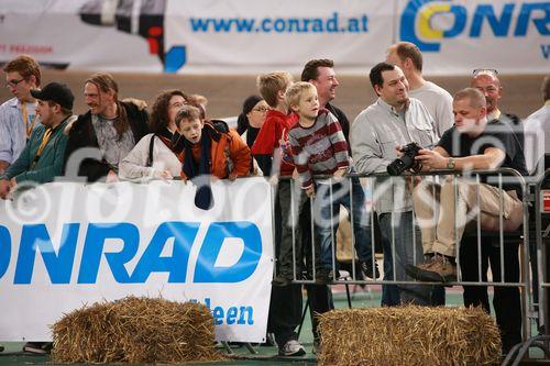 Conrad Electronic lud zum 1. Akkurace ins Ferry Dusika Hallenstadion und der Besucheransturm übertraf alle Erwartungen. 32 Teams ritterten in verschiedenen Kategorien um den Sieg. Beim Bau und Design der Rennflitzer waren seitens des Veranstalters fast keine Grenzen gesetzt. Lediglich der Antrieb durfte durch 2 extrastarke Akkuschrauber von Toolcraft erfolgen. Die Bandbreite der Rennschüsseln war enorm: Die Zuseher feuerten die Fahrerumgebauter Fahrräder, Trikes, GoKarts & Co. an. Im Doppel KO-System jagten die Teilnehmer durch den Rundkurs. Die Ergebnisse und alle Infos zum Event finden Sie unter www.akkurace.at!