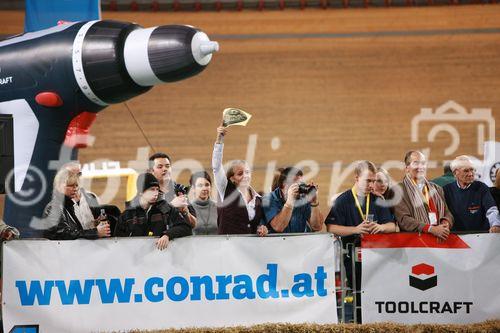 Conrad Electronic lud zum 1. Akkurace ins Ferry Dusika Hallenstadion und der Besucheransturm übertraf alle Erwartungen. 32 Teams ritterten in verschiedenen Kategorien um den Sieg. Beim Bau und Design der Rennflitzer waren seitens des Veranstalters fast keine Grenzen gesetzt. Lediglich der Antrieb durfte durch 2 extrastarke Akkuschrauber von Toolcraft erfolgen. Die Bandbreite der Rennschüsseln war enorm: Die Zuseher feuerten die Fahrerumgebauter Fahrräder, Trikes, GoKarts & Co. an. Im Doppel KO-System jagten die Teilnehmer durch den Rundkurs. Die Ergebnisse und alle Infos zum Event finden Sie unter www.akkurace.at!