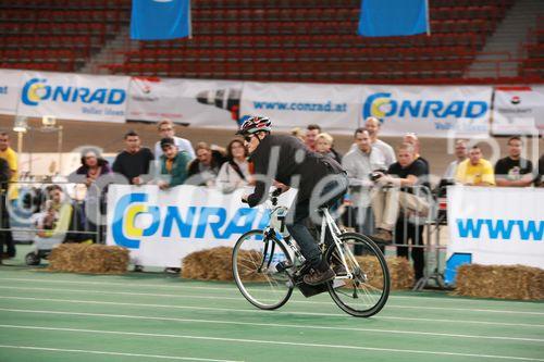 Conrad Electronic lud zum 1. Akkurace ins Ferry Dusika Hallenstadion und der Besucheransturm übertraf alle Erwartungen. 32 Teams ritterten in verschiedenen Kategorien um den Sieg. Beim Bau und Design der Rennflitzer waren seitens des Veranstalters fast keine Grenzen gesetzt. Lediglich der Antrieb durfte durch 2 extrastarke Akkuschrauber von Toolcraft erfolgen. Die Bandbreite der Rennschüsseln war enorm: Die Zuseher feuerten die Fahrerumgebauter Fahrräder, Trikes, GoKarts & Co. an. Im Doppel KO-System jagten die Teilnehmer durch den Rundkurs. Die Ergebnisse und alle Infos zum Event finden Sie unter www.akkurace.at!