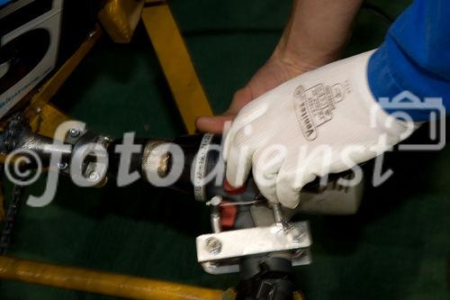 Conrad Electronic lud zum 1. Akkurace ins Ferry Dusika Hallenstadion und der Besucheransturm übertraf alle Erwartungen. 32 Teams ritterten in verschiedenen Kategorien um den Sieg. Beim Bau und Design der Rennflitzer waren seitens des Veranstalters fast keine Grenzen gesetzt. Lediglich der Antrieb durfte durch 2 extrastarke Akkuschrauber von Toolcraft erfolgen. Die Bandbreite der Rennschüsseln war enorm: Die Zuseher feuerten die Fahrer umgebauter Fahrräder, Trikes, GoKarts & Co. an. Im Doppel KO-System jagten die Teilnehmer durch den Rundkurs. Die Ergebnisse und alle Infos zum Event finden Sie unter www.akkurace.at!Foto: 