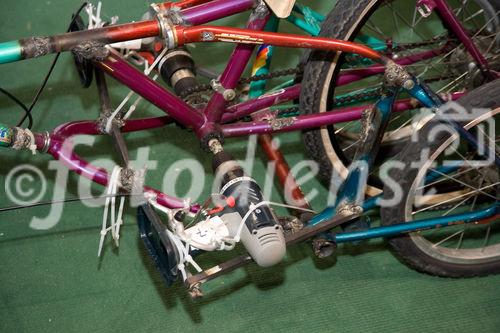 Conrad Electronic lud zum 1. Akkurace ins Ferry Dusika Hallenstadion und der Besucheransturm übertraf alle Erwartungen. 32 Teams ritterten in verschiedenen Kategorien um den Sieg. Beim Bau und Design der Rennflitzer waren seitens des Veranstalters fast keine Grenzen gesetzt. Lediglich der Antrieb durfte durch 2 extrastarke Akkuschrauber von Toolcraft erfolgen. Die Bandbreite der Rennschüsseln war enorm: Die Zuseher feuerten die Fahrer umgebauter Fahrräder, Trikes, GoKarts & Co. an. Im Doppel KO-System jagten die Teilnehmer durch den Rundkurs. Die Ergebnisse und alle Infos zum Event finden Sie unter www.akkurace.at!Foto: 