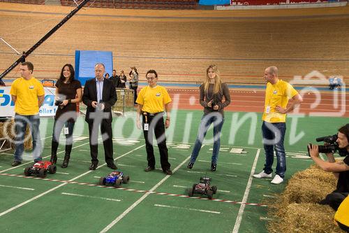 Conrad Electronic lud zum 1. Akkurace ins Ferry Dusika Hallenstadion und der Besucheransturm übertraf alle Erwartungen. 32 Teams ritterten in verschiedenen Kategorien um den Sieg. Beim Bau und Design der Rennflitzer waren seitens des Veranstalters fast keine Grenzen gesetzt. Lediglich der Antrieb durfte durch 2 extrastarke Akkuschrauber von Toolcraft erfolgen. Die Bandbreite der Rennschüsseln war enorm: Die Zuseher feuerten die Fahrer umgebauter Fahrräder, Trikes, GoKarts & Co. an. Im Doppel KO-System jagten die Teilnehmer durch den Rundkurs. Die Ergebnisse und alle Infos zum Event finden Sie unter www.akkurace.at!Foto: Regina Kail (ATV-Wetterlady)Hary Raithofer (Radiomoderator)Larissa Marolt (Austria’s Next Topmodel 2009)