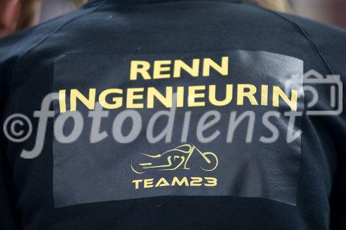 Conrad Electronic lud zum 1. Akkurace ins Ferry Dusika Hallenstadion und der Besucheransturm übertraf alle Erwartungen. 32 Teams ritterten in verschiedenen Kategorien um den Sieg. Beim Bau und Design der Rennflitzer waren seitens des Veranstalters fast keine Grenzen gesetzt. Lediglich der Antrieb durfte durch 2 extrastarke Akkuschrauber von Toolcraft erfolgen. Die Bandbreite der Rennschüsseln war enorm: Die Zuseher feuerten die Fahrer umgebauter Fahrräder, Trikes, GoKarts & Co. an. Im Doppel KO-System jagten die Teilnehmer durch den Rundkurs. Die Ergebnisse und alle Infos zum Event finden Sie unter www.akkurace.at!Foto: 