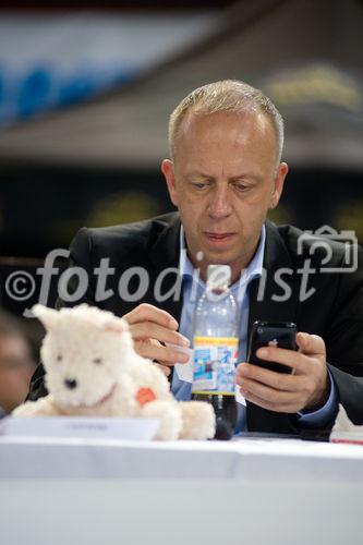 Conrad Electronic lud zum 1. Akkurace ins Ferry Dusika Hallenstadion und der Besucheransturm übertraf alle Erwartungen. 32 Teams ritterten in verschiedenen Kategorien um den Sieg. Beim Bau und Design der Rennflitzer waren seitens des Veranstalters fast keine Grenzen gesetzt. Lediglich der Antrieb durfte durch 2 extrastarke Akkuschrauber von Toolcraft erfolgen. Die Bandbreite der Rennschüsseln war enorm: Die Zuseher feuerten die Fahrer umgebauter Fahrräder, Trikes, GoKarts & Co. an. Im Doppel KO-System jagten die Teilnehmer durch den Rundkurs. Die Ergebnisse und alle Infos zum Event finden Sie unter www.akkurace.at!Foto: Hary Raithofer (Radiomoderator)