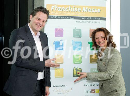 (C)fotodienst/Anna Rauchenberger Wien, 01.04.2011 - Wachstum und Dyanamik kennzeichen das junge Wirtschaftssegment Franchise in Österreich: 6700 aktive Franchise-Unternehmer/innen bedeuten ein Plus von 11 Prozent zu 2008. 60 Prozent der 420 aktiven Systeme starteten erst nach der Jahrtausendwende. Eine starke Wachstumsphase und die Suche nach weiteren Franchise-Partnern sind die Folge, so das Ergebnis der aktuellen, vom Österreichischen Franchise-Verband in Auftrag gegebenen, Studie der KMU-Forschung Austria. FOTO v.l.:  Andreas Schwerla, Präsident Österreichischer Franchise-Verband, Carina Felzmann, Geschaeftsführerin Cox Orange