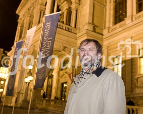 (C) fotodienst.at/Anna Rauchenberger -  Wien, am 01.12.2009 - Der Entwurf zur Änderung des Telekommunikationsgesetzes, durch den die Vorratsdatenspeicherungs-Richtlinie in Österreich umgesetzt werden soll, sorgt nach wie vor für Aufregung. Aufgrund dieser Richtlinie müssen alle Internet- und Telekom Serviceprovider Europas die Verbindungsdaten zu sämtlichen Kommunikationsvorgängen für einen Zeitraum von 6 Monaten bis 2 Jahren speichern. Das Wiener Zentrum für Rechtsinformatik nimmt diese Entwicklung zum Anlass, um in Form einer Podiumsdiskussion eine möglichst breite und öffentliche Debatte über Sinn, Nutzen und gesellschaftliche Auswirkungen des Datensammelns auf Vorrat zu eröffnen. FOTO: Ao. Univ.-Prof. Mag. DDr. Erich Schweighofer (WZRI, UniWien, OCG)