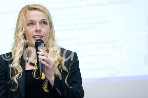 (C) fotodienst.at/Anna Rauchenberger -  Wien, am 01.12.2009 - Der Entwurf zur Änderung des Telekommunikationsgesetzes, durch den die Vorratsdatenspeicherungs-Richtlinie in Österreich umgesetzt werden soll, sorgt nach wie vor für Aufregung. Aufgrund dieser Richtlinie müssen alle Internet- und Telekom Serviceprovider Europas die Verbindungsdaten zu sämtlichen Kommunikationsvorgängen für einen Zeitraum von 6 Monaten bis 2 Jahren speichern. Das Wiener Zentrum für Rechtsinformatik nimmt diese Entwicklung zum Anlass, um in Form einer Podiumsdiskussion eine möglichst breite und öffentliche Debatte über Sinn, Nutzen und gesellschaftliche Auswirkungen des Datensammelns auf Vorrat zu eröffnen. FOTO: Mag. Dr. Doris Liebwald (WZRI, Wiener Zentrum für Rechtsinformatik)