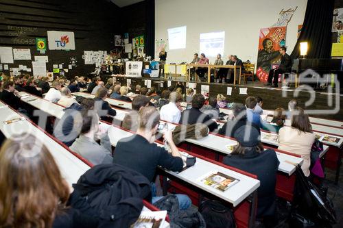 (C) fotodienst.at/Anna Rauchenberger -  Wien, am 01.12.2009 - Der Entwurf zur Änderung des Telekommunikationsgesetzes, durch den die Vorratsdatenspeicherungs-Richtlinie in Österreich umgesetzt werden soll, sorgt nach wie vor für Aufregung. Aufgrund dieser Richtlinie müssen alle Internet- und Telekom Serviceprovider Europas die Verbindungsdaten zu sämtlichen Kommunikationsvorgängen für einen Zeitraum von 6 Monaten bis 2 Jahren speichern. Das Wiener Zentrum für Rechtsinformatik nimmt diese Entwicklung zum Anlass, um in Form einer Podiumsdiskussion eine möglichst breite und öffentliche Debatte über Sinn, Nutzen und gesellschaftliche Auswirkungen des Datensammelns auf Vorrat zu eröffnen.