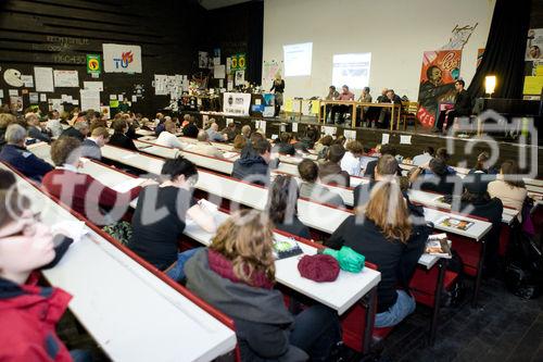 (C) fotodienst.at/Anna Rauchenberger -  Wien, am 01.12.2009 - Der Entwurf zur Änderung des Telekommunikationsgesetzes, durch den die Vorratsdatenspeicherungs-Richtlinie in Österreich umgesetzt werden soll, sorgt nach wie vor für Aufregung. Aufgrund dieser Richtlinie müssen alle Internet- und Telekom Serviceprovider Europas die Verbindungsdaten zu sämtlichen Kommunikationsvorgängen für einen Zeitraum von 6 Monaten bis 2 Jahren speichern. Das Wiener Zentrum für Rechtsinformatik nimmt diese Entwicklung zum Anlass, um in Form einer Podiumsdiskussion eine möglichst breite und öffentliche Debatte über Sinn, Nutzen und gesellschaftliche Auswirkungen des Datensammelns auf Vorrat zu eröffnen.