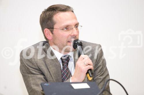 (C) fotodienst.at/Anna Rauchenberger -  Wien, am 01.12.2009 - Der Entwurf zur Änderung des Telekommunikationsgesetzes, durch den die Vorratsdatenspeicherungs-Richtlinie in Österreich umgesetzt werden soll, sorgt nach wie vor für Aufregung. Aufgrund dieser Richtlinie müssen alle Internet- und Telekom Serviceprovider Europas die Verbindungsdaten zu sämtlichen Kommunikationsvorgängen für einen Zeitraum von 6 Monaten bis 2 Jahren speichern. Das Wiener Zentrum für Rechtsinformatik nimmt diese Entwicklung zum Anlass, um in Form einer Podiumsdiskussion eine möglichst breite und öffentliche Debatte über Sinn, Nutzen und gesellschaftliche Auswirkungen des Datensammelns auf Vorrat zu eröffnen. FOTO: Mag. René Tritscher, LL.M. (Geschäftsführer UBIT, WKÖ, Wien)