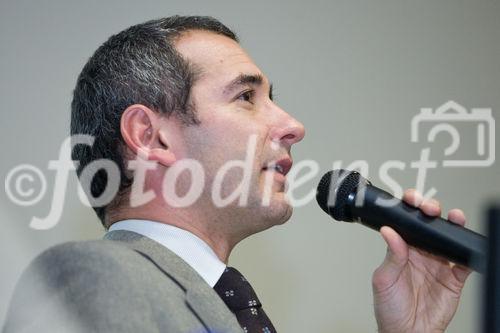 (C) fotodienst.at/Anna Rauchenberger -  Wien, am 01.12.2009 - Der Entwurf zur Änderung des Telekommunikationsgesetzes, durch den die Vorratsdatenspeicherungs-Richtlinie in Österreich umgesetzt werden soll, sorgt nach wie vor für Aufregung. Aufgrund dieser Richtlinie müssen alle Internet- und Telekom Serviceprovider Europas die Verbindungsdaten zu sämtlichen Kommunikationsvorgängen für einen Zeitraum von 6 Monaten bis 2 Jahren speichern. Das Wiener Zentrum für Rechtsinformatik nimmt diese Entwicklung zum Anlass, um in Form einer Podiumsdiskussion eine möglichst breite und öffentliche Debatte über Sinn, Nutzen und gesellschaftliche Auswirkungen des Datensammelns auf Vorrat zu eröffnen. FOTO: Dr. Andreas Wildberger (Generalsekretär ISPA, Wien)