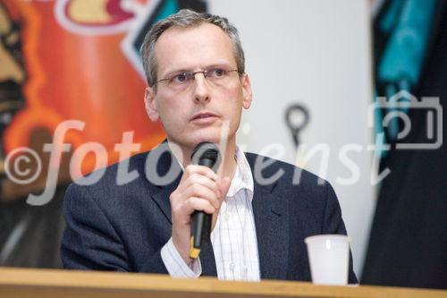 (C) fotodienst.at/Anna Rauchenberger -  Wien, am 01.12.2009 - Der Entwurf zur Änderung des Telekommunikationsgesetzes, durch den die Vorratsdatenspeicherungs-Richtlinie in Österreich umgesetzt werden soll, sorgt nach wie vor für Aufregung. Aufgrund dieser Richtlinie müssen alle Internet- und Telekom Serviceprovider Europas die Verbindungsdaten zu sämtlichen Kommunikationsvorgängen für einen Zeitraum von 6 Monaten bis 2 Jahren speichern. Das Wiener Zentrum für Rechtsinformatik nimmt diese Entwicklung zum Anlass, um in Form einer Podiumsdiskussion eine möglichst breite und öffentliche Debatte über Sinn, Nutzen und gesellschaftliche Auswirkungen des Datensammelns auf Vorrat zu eröffnen. FOTO: Dr. Felix Daum (Rechtsanwalt, Wien)