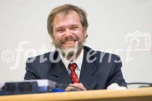 (C) fotodienst.at/Anna Rauchenberger -  Wien, am 01.12.2009 - Der Entwurf zur Änderung des Telekommunikationsgesetzes, durch den die Vorratsdatenspeicherungs-Richtlinie in Österreich umgesetzt werden soll, sorgt nach wie vor für Aufregung. Aufgrund dieser Richtlinie müssen alle Internet- und Telekom Serviceprovider Europas die Verbindungsdaten zu sämtlichen Kommunikationsvorgängen für einen Zeitraum von 6 Monaten bis 2 Jahren speichern. Das Wiener Zentrum für Rechtsinformatik nimmt diese Entwicklung zum Anlass, um in Form einer Podiumsdiskussion eine möglichst breite und öffentliche Debatte über Sinn, Nutzen und gesellschaftliche Auswirkungen des Datensammelns auf Vorrat zu eröffnen. FOTO: Ao. Univ.-Prof. Mag. DDr. Erich Schweighofer (WZRI, UniWien, OCG)