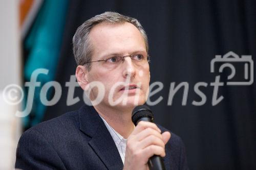 (C) fotodienst.at/Anna Rauchenberger -  Wien, am 01.12.2009 - Der Entwurf zur Änderung des Telekommunikationsgesetzes, durch den die Vorratsdatenspeicherungs-Richtlinie in Österreich umgesetzt werden soll, sorgt nach wie vor für Aufregung. Aufgrund dieser Richtlinie müssen alle Internet- und Telekom Serviceprovider Europas die Verbindungsdaten zu sämtlichen Kommunikationsvorgängen für einen Zeitraum von 6 Monaten bis 2 Jahren speichern. Das Wiener Zentrum für Rechtsinformatik nimmt diese Entwicklung zum Anlass, um in Form einer Podiumsdiskussion eine möglichst breite und öffentliche Debatte über Sinn, Nutzen und gesellschaftliche Auswirkungen des Datensammelns auf Vorrat zu eröffnen. FOTO: Dr. Felix Daum (Rechtsanwalt, Wien)