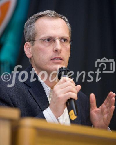 (C) fotodienst.at/Anna Rauchenberger -  Wien, am 01.12.2009 - Der Entwurf zur Änderung des Telekommunikationsgesetzes, durch den die Vorratsdatenspeicherungs-Richtlinie in Österreich umgesetzt werden soll, sorgt nach wie vor für Aufregung. Aufgrund dieser Richtlinie müssen alle Internet- und Telekom Serviceprovider Europas die Verbindungsdaten zu sämtlichen Kommunikationsvorgängen für einen Zeitraum von 6 Monaten bis 2 Jahren speichern. Das Wiener Zentrum für Rechtsinformatik nimmt diese Entwicklung zum Anlass, um in Form einer Podiumsdiskussion eine möglichst breite und öffentliche Debatte über Sinn, Nutzen und gesellschaftliche Auswirkungen des Datensammelns auf Vorrat zu eröffnen. FOTO: Dr. Felix Daum (Rechtsanwalt, Wien)