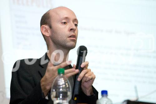 (C) fotodienst.at/Anna Rauchenberger -  Wien, am 01.12.2009 - Der Entwurf zur Änderung des Telekommunikationsgesetzes, durch den die Vorratsdatenspeicherungs-Richtlinie in Österreich umgesetzt werden soll, sorgt nach wie vor für Aufregung. Aufgrund dieser Richtlinie müssen alle Internet- und Telekom Serviceprovider Europas die Verbindungsdaten zu sämtlichen Kommunikationsvorgängen für einen Zeitraum von 6 Monaten bis 2 Jahren speichern. Das Wiener Zentrum für Rechtsinformatik nimmt diese Entwicklung zum Anlass, um in Form einer Podiumsdiskussion eine möglichst breite und öffentliche Debatte über Sinn, Nutzen und gesellschaftliche Auswirkungen des Datensammelns auf Vorrat zu eröffnen. FOTO: Mag. Andreas Krisch (Obmann VIBE!AT, Präsident EDRi)