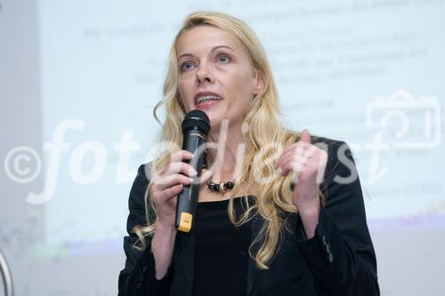 (C) fotodienst.at/Anna Rauchenberger -  Wien, am 01.12.2009 - Der Entwurf zur Änderung des Telekommunikationsgesetzes, durch den die Vorratsdatenspeicherungs-Richtlinie in Österreich umgesetzt werden soll, sorgt nach wie vor für Aufregung. Aufgrund dieser Richtlinie müssen alle Internet- und Telekom Serviceprovider Europas die Verbindungsdaten zu sämtlichen Kommunikationsvorgängen für einen Zeitraum von 6 Monaten bis 2 Jahren speichern. Das Wiener Zentrum für Rechtsinformatik nimmt diese Entwicklung zum Anlass, um in Form einer Podiumsdiskussion eine möglichst breite und öffentliche Debatte über Sinn, Nutzen und gesellschaftliche Auswirkungen des Datensammelns auf Vorrat zu eröffnen. FOTO: Mag. Dr. Doris Liebwald (WZRI, Wiener Zentrum für Rechtsinformatik)