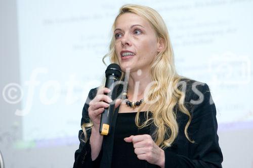 (C) fotodienst.at/Anna Rauchenberger -  Wien, am 01.12.2009 - Der Entwurf zur Änderung des Telekommunikationsgesetzes, durch den die Vorratsdatenspeicherungs-Richtlinie in Österreich umgesetzt werden soll, sorgt nach wie vor für Aufregung. Aufgrund dieser Richtlinie müssen alle Internet- und Telekom Serviceprovider Europas die Verbindungsdaten zu sämtlichen Kommunikationsvorgängen für einen Zeitraum von 6 Monaten bis 2 Jahren speichern. Das Wiener Zentrum für Rechtsinformatik nimmt diese Entwicklung zum Anlass, um in Form einer Podiumsdiskussion eine möglichst breite und öffentliche Debatte über Sinn, Nutzen und gesellschaftliche Auswirkungen des Datensammelns auf Vorrat zu eröffnen. FOTO: Mag. Dr. Doris Liebwald (WZRI, Wiener Zentrum für Rechtsinformatik)