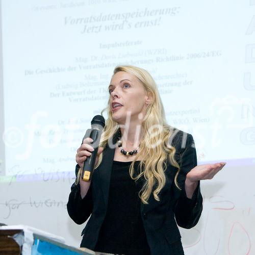 (C) fotodienst.at/Anna Rauchenberger -  Wien, am 01.12.2009 - Der Entwurf zur Änderung des Telekommunikationsgesetzes, durch den die Vorratsdatenspeicherungs-Richtlinie in Österreich umgesetzt werden soll, sorgt nach wie vor für Aufregung. Aufgrund dieser Richtlinie müssen alle Internet- und Telekom Serviceprovider Europas die Verbindungsdaten zu sämtlichen Kommunikationsvorgängen für einen Zeitraum von 6 Monaten bis 2 Jahren speichern. Das Wiener Zentrum für Rechtsinformatik nimmt diese Entwicklung zum Anlass, um in Form einer Podiumsdiskussion eine möglichst breite und öffentliche Debatte über Sinn, Nutzen und gesellschaftliche Auswirkungen des Datensammelns auf Vorrat zu eröffnen. FOTO: Mag. Dr. Doris Liebwald (WZRI, Wiener Zentrum für Rechtsinformatik)