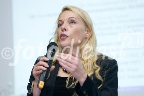 (C) fotodienst.at/Anna Rauchenberger -  Wien, am 01.12.2009 - Der Entwurf zur Änderung des Telekommunikationsgesetzes, durch den die Vorratsdatenspeicherungs-Richtlinie in Österreich umgesetzt werden soll, sorgt nach wie vor für Aufregung. Aufgrund dieser Richtlinie müssen alle Internet- und Telekom Serviceprovider Europas die Verbindungsdaten zu sämtlichen Kommunikationsvorgängen für einen Zeitraum von 6 Monaten bis 2 Jahren speichern. Das Wiener Zentrum für Rechtsinformatik nimmt diese Entwicklung zum Anlass, um in Form einer Podiumsdiskussion eine möglichst breite und öffentliche Debatte über Sinn, Nutzen und gesellschaftliche Auswirkungen des Datensammelns auf Vorrat zu eröffnen. FOTO: Mag. Dr. Doris Liebwald (WZRI, Wiener Zentrum für Rechtsinformatik)