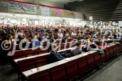 (C) fotodienst.at/Anna Rauchenberger -  Wien, am 01.12.2009 - Der Entwurf zur Änderung des Telekommunikationsgesetzes, durch den die Vorratsdatenspeicherungs-Richtlinie in Österreich umgesetzt werden soll, sorgt nach wie vor für Aufregung. Aufgrund dieser Richtlinie müssen alle Internet- und Telekom Serviceprovider Europas die Verbindungsdaten zu sämtlichen Kommunikationsvorgängen für einen Zeitraum von 6 Monaten bis 2 Jahren speichern. Das Wiener Zentrum für Rechtsinformatik nimmt diese Entwicklung zum Anlass, um in Form einer Podiumsdiskussion eine möglichst breite und öffentliche Debatte über Sinn, Nutzen und gesellschaftliche Auswirkungen des Datensammelns auf Vorrat zu eröffnen.