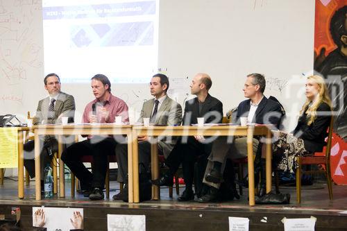 (C) fotodienst.at/Anna Rauchenberger -  Wien, am 01.12.2009 - Der Entwurf zur Änderung des Telekommunikationsgesetzes, durch den die Vorratsdatenspeicherungs-Richtlinie in Österreich umgesetzt werden soll, sorgt nach wie vor für Aufregung. Aufgrund dieser Richtlinie müssen alle Internet- und Telekom Serviceprovider Europas die Verbindungsdaten zu sämtlichen Kommunikationsvorgängen für einen Zeitraum von 6 Monaten bis 2 Jahren speichern. Das Wiener Zentrum für Rechtsinformatik nimmt diese Entwicklung zum Anlass, um in Form einer Podiumsdiskussion eine möglichst breite und öffentliche Debatte über Sinn, Nutzen und gesellschaftliche Auswirkungen des Datensammelns auf Vorrat zu eröffnen.